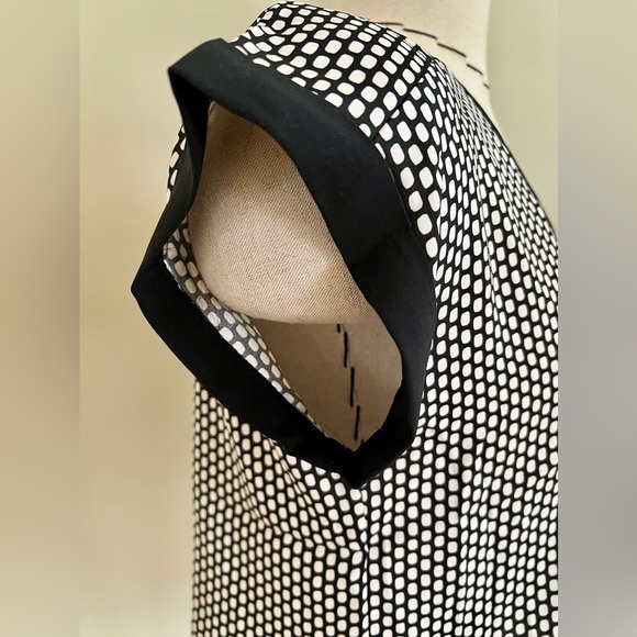 Express Geometric Print Black & White Zip Front Top – XS - Picture 7 of 14